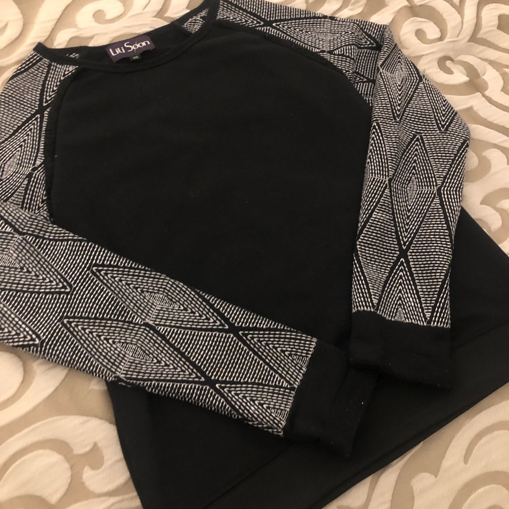 LILI SOON EMBROIDERED FRINGE TOP SIZE XS